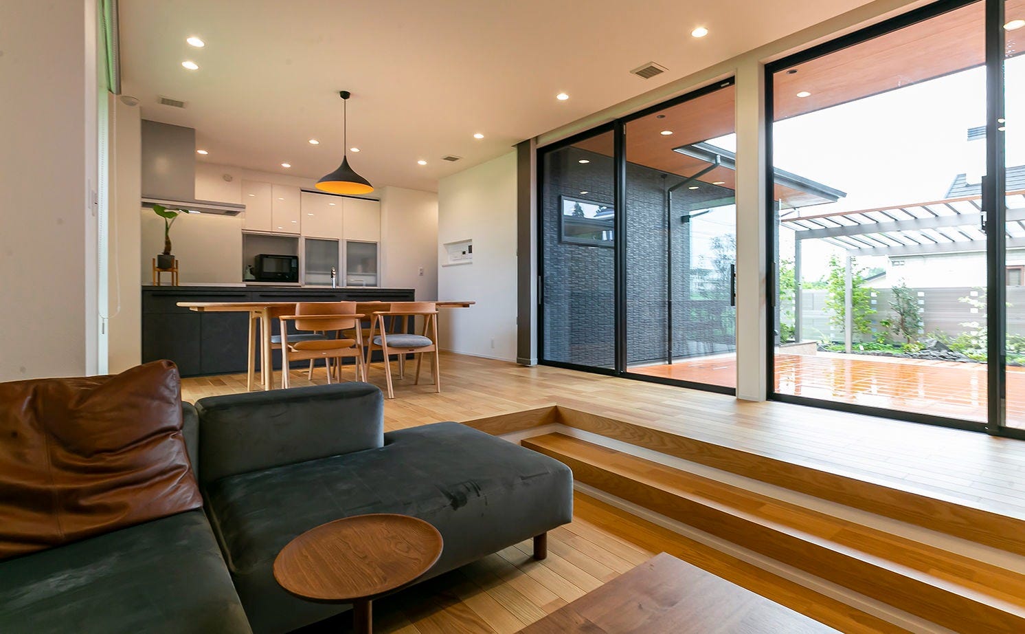 大きな窓やピットリビング、タイルデッキなど、一つ一つのこだわりがカタチに