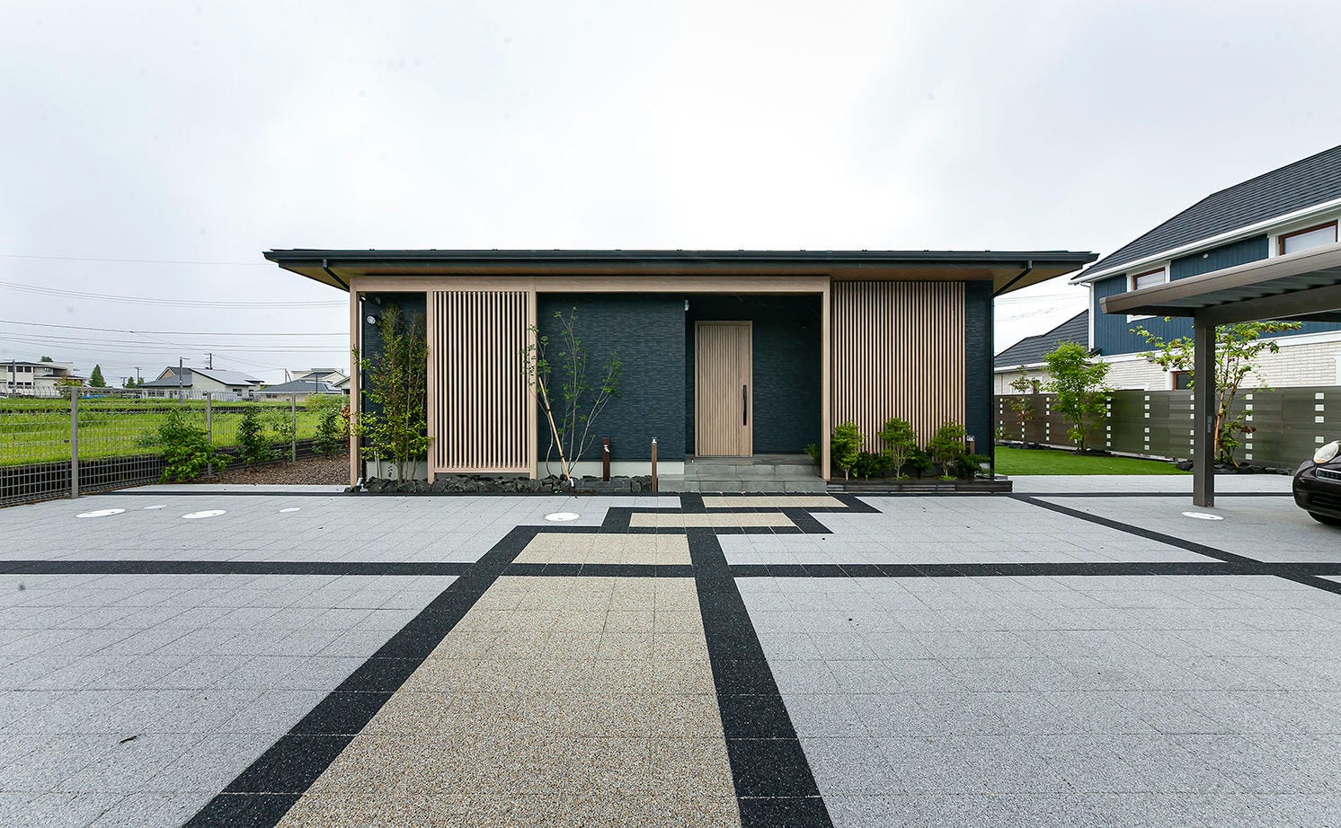 土地の広さを存分に生かして、存在感のある平屋が実現。 こだわりと遊び心を満載した住まい