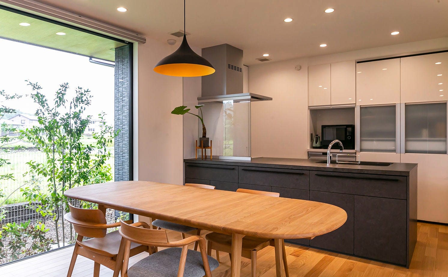 明るい日差しに包まれて気持ちよく食事ができるダイニング。対面式のキッチンで、配膳や片付けも便利