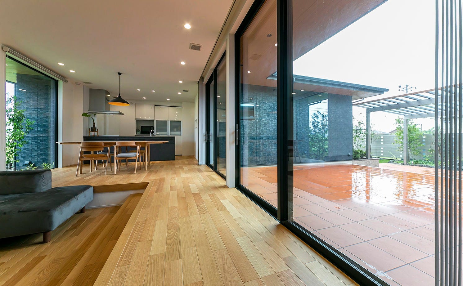 広々としたタイルデッキはアウトドアリビングの役割も。大人数でのバーベキューも余裕で楽しめる