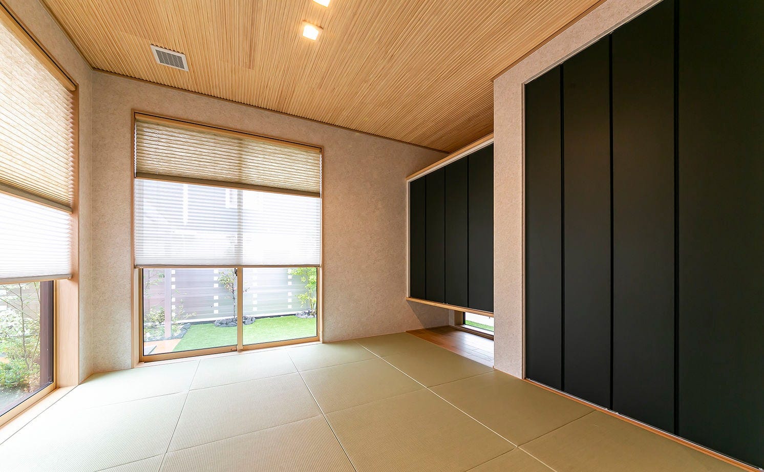 和室には押入を設置しているので、予備の寝具や来薬用の座布団などの収納にも困らない