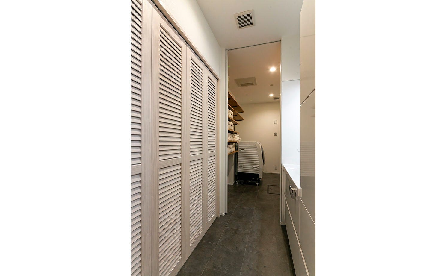 ウォークインクロゼットから洗面所、脱衣室へのスムーズな動線。白で統一しているのもこだわりのポイント