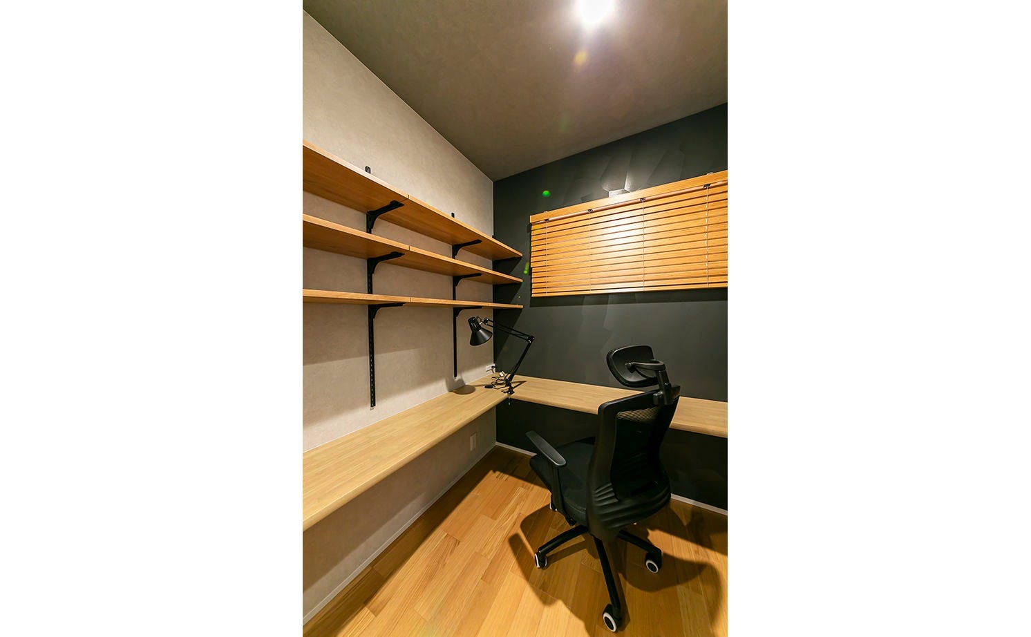 Kさんの強い希望で設けた書斎。2.5畳とコンパクトながら、趣味を満喫するなど自由に過ごせる空間となっている