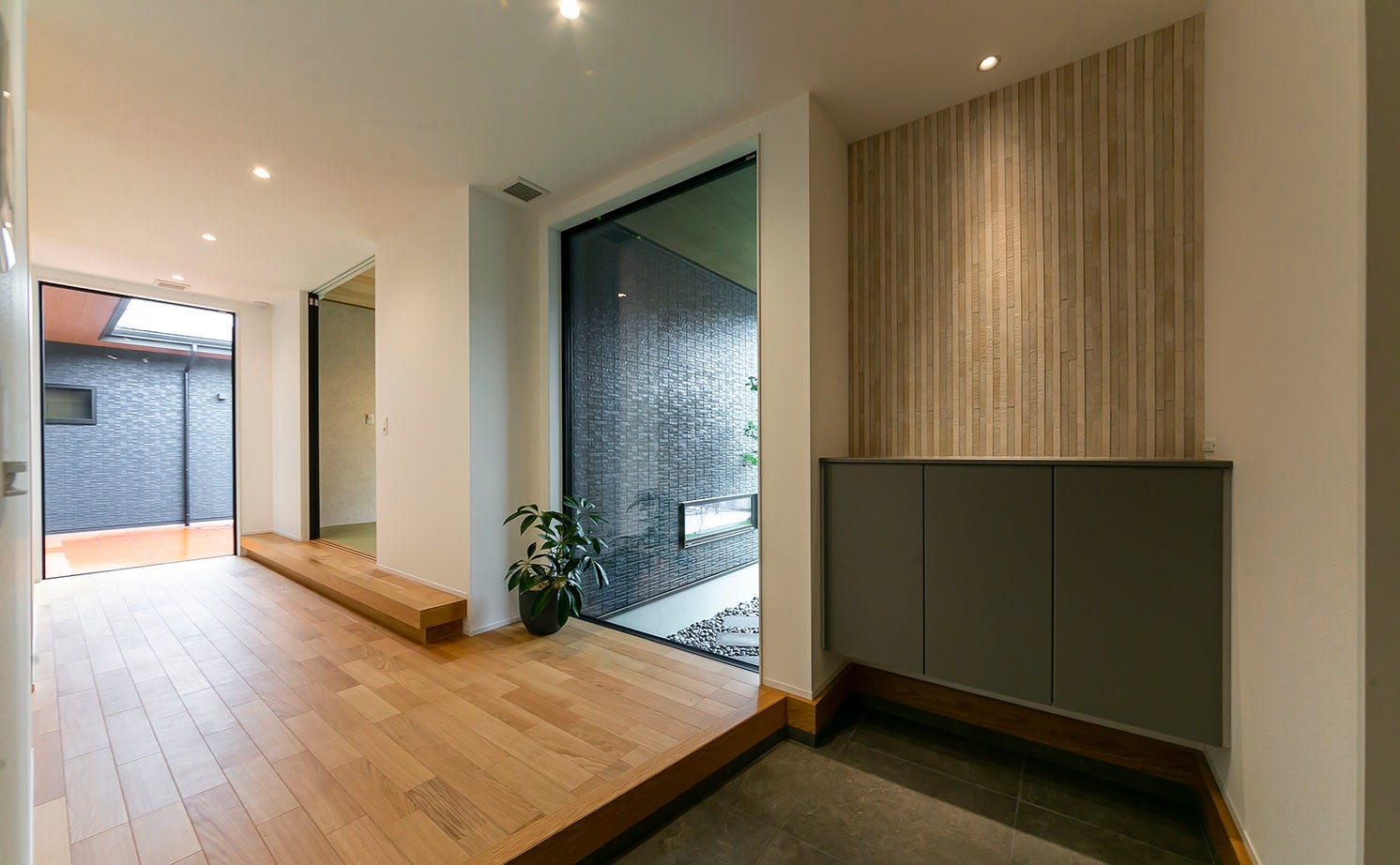 気品と風格に満ちた玄関。ホールも広く、大きな窓からは庭も見えて開放的。ゲストを気持ちよく迎えられる