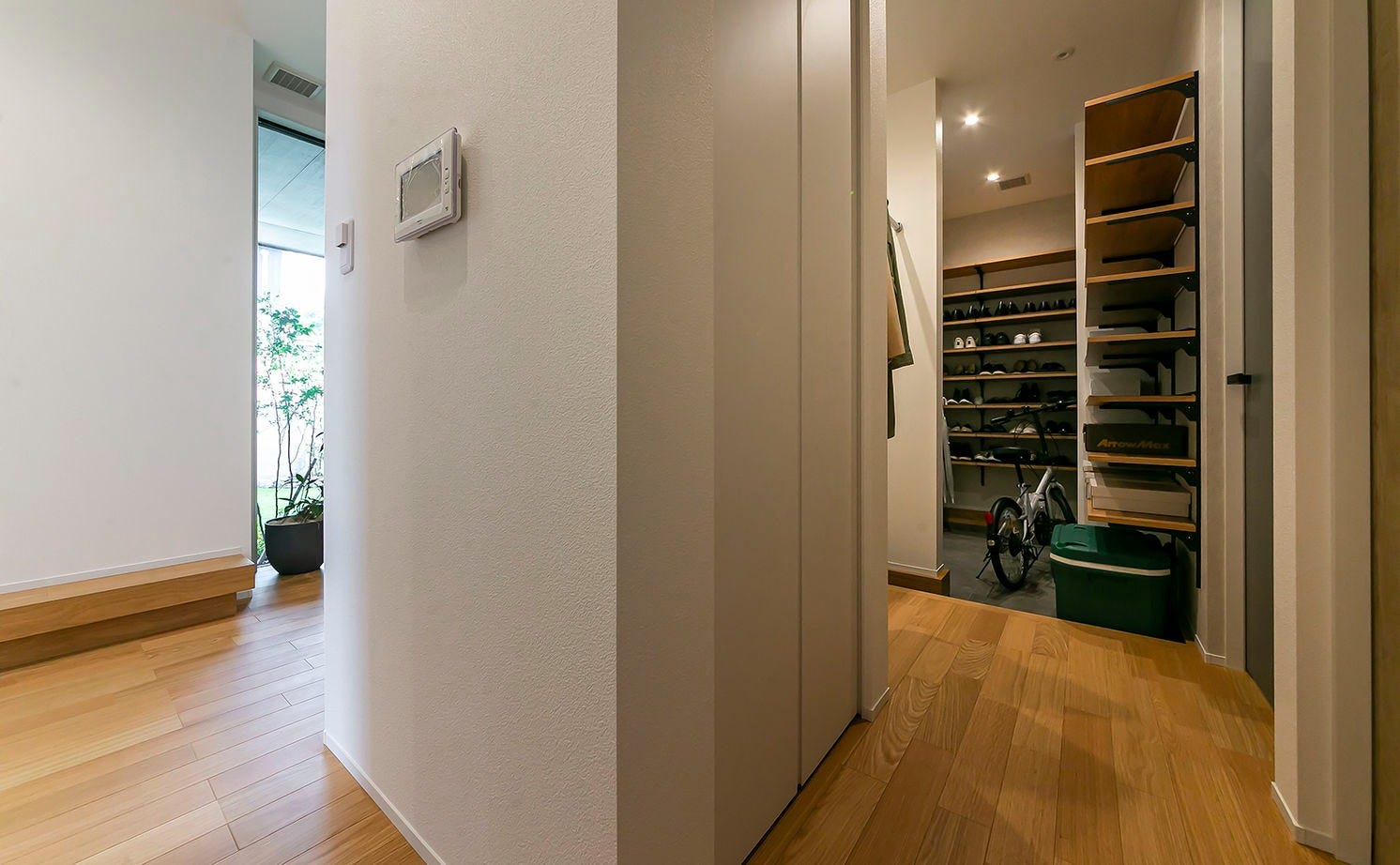 玄関からは2方向の動線を確保。一方はシューズインクロゼットへつながっているので家族の出入りに便利