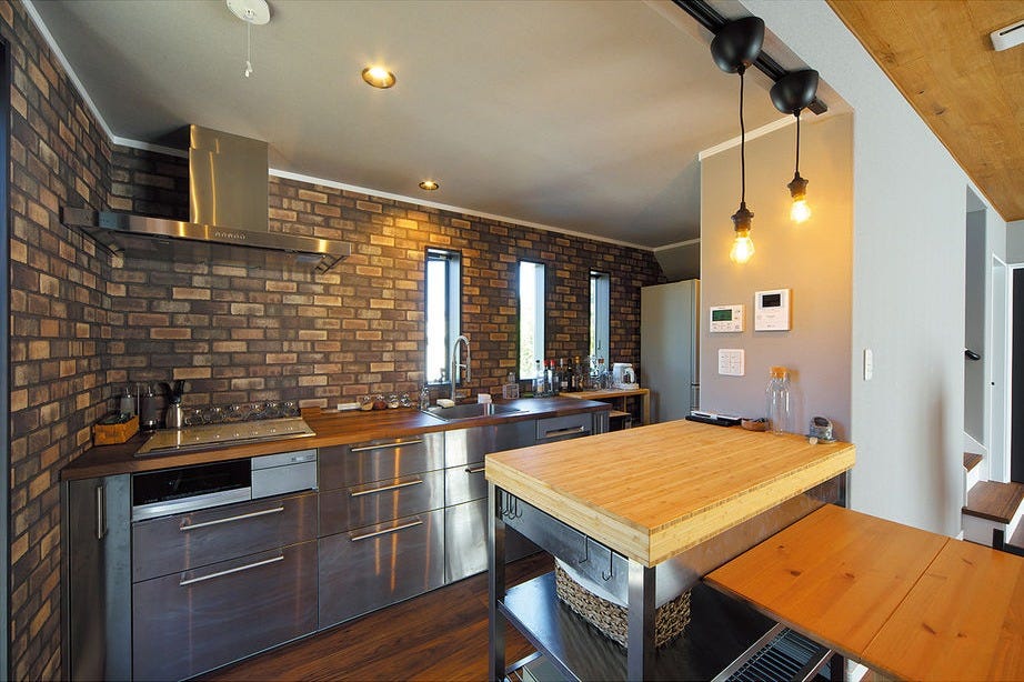 リビング・ダイニングと同様、キッチンもインダストリアルで洗練されたデザイン。使いやすさにも配慮している