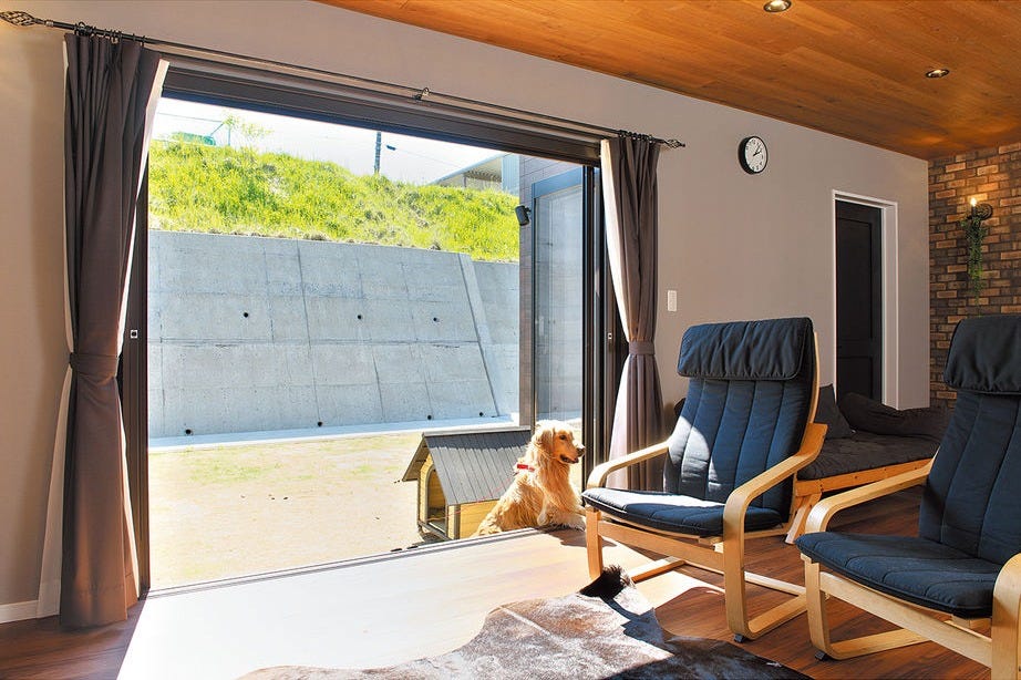 リビングはサッシの境がないオープンウインドウを採用。開放した時に設置予定のウッドデッキとつながるよう設計