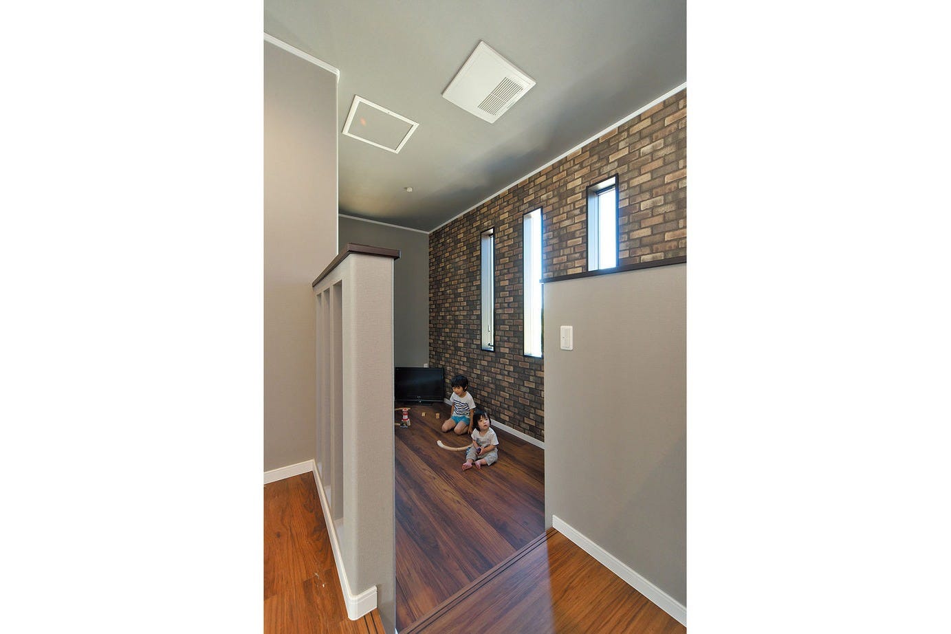 1階と2階の間のスキップフロア。ここでテレビを見たり、子どもの遊び場としても使用。お友達が遊びに来るようになったらさらに重宝しそう