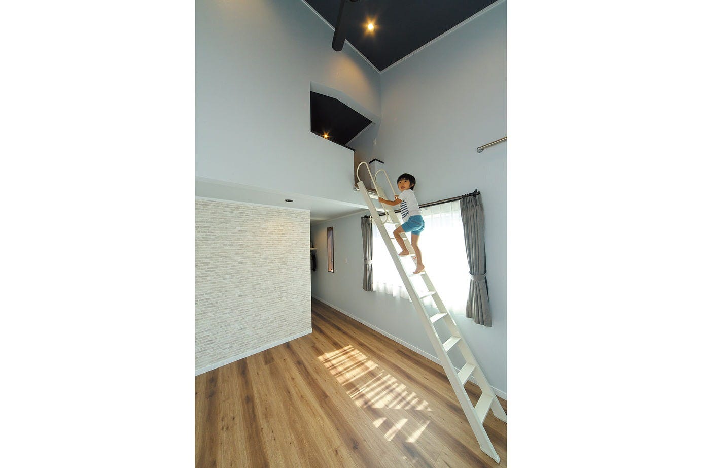 子ども部屋のロフトはお気に入りの場所。子ども部屋は将来子どもの成長に合わせて、6.4畳と5.4畳の2室に仕切ることも可能