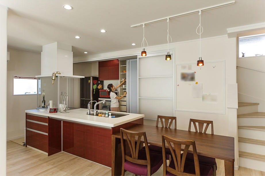 半透明のパントリーや、タタミコーナー、玄関からの2WAY動線などお気に入りが満載