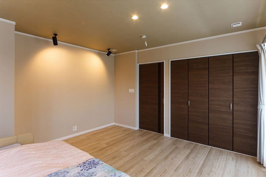 寝室には3畳のウォークインクロゼットのほか、もう1つクロゼットを設置。室内空間を有効に使える