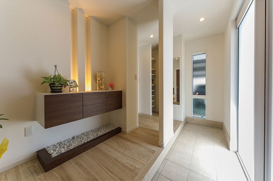 明り取りを採用した玄関と広々とした玄関ホール。来客を気持ちよく迎えられる