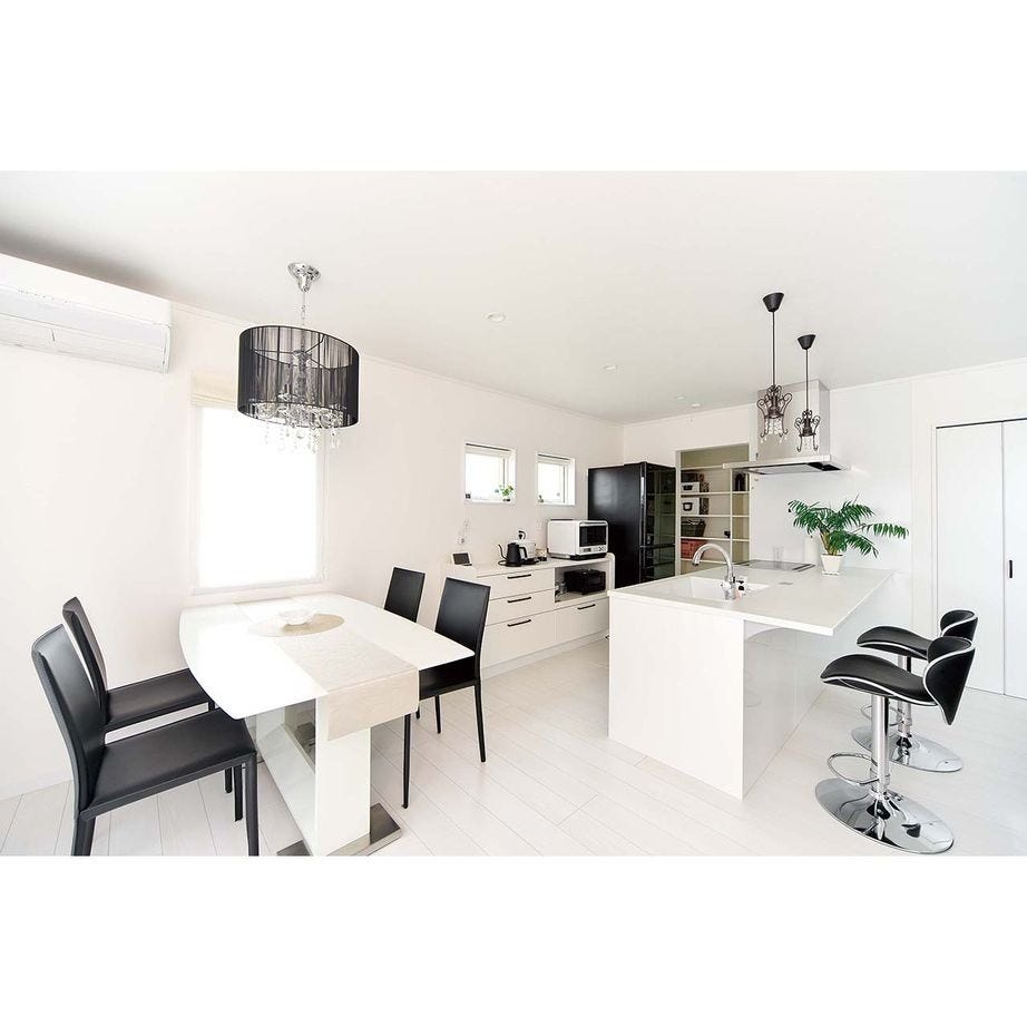 食事の時間がより楽しくなる、おしゃれで明るいダイニング。簡単な食事ならキッチンカウンターですませられるのも便利