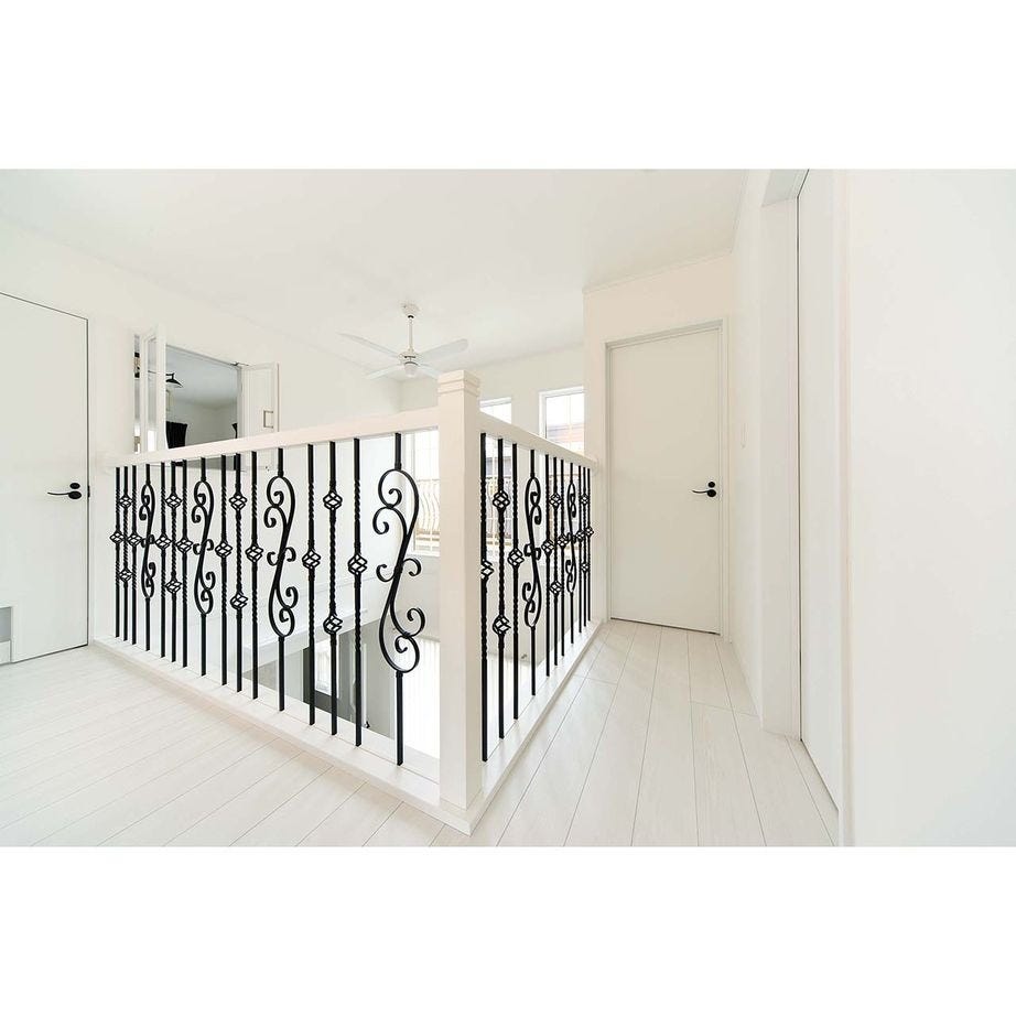 2階の手すりのアイアンは、デザインや間隔など細部にまでこだわって決めた