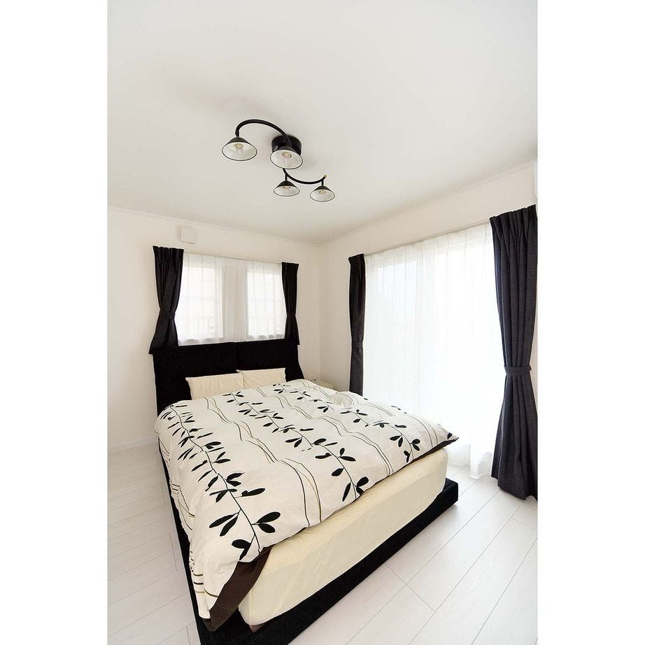 落ち着いた雰囲気の寝室。ウォークインクロゼットが設けられているので、空間を有効に使えて、室内はすっきり