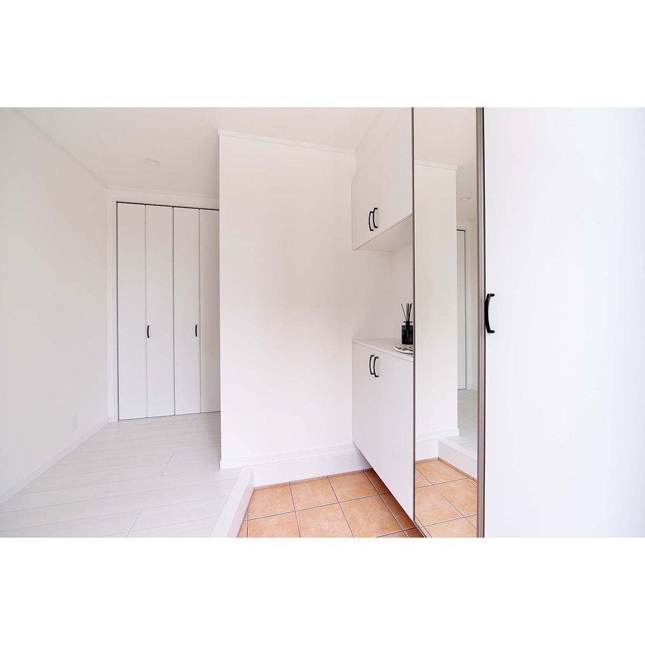 住まいの顔にふさわしく、白でまとめた清潔感のある玄関。収納も十分に設けられているので、いつもきれいにしておける