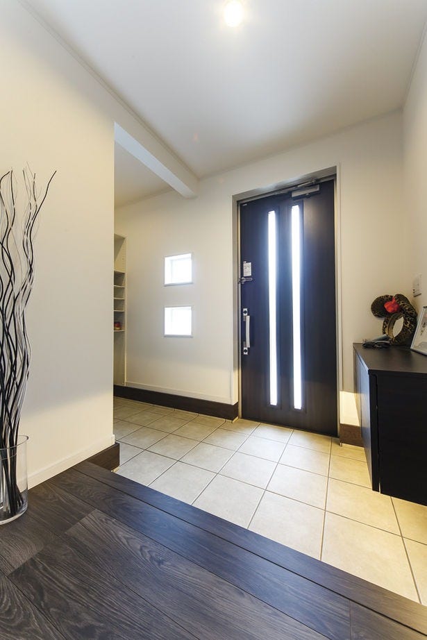 住まいの顔にふさわしい風格の玄関。収納スペースも広々