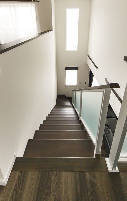 開放感あふれる吹抜けのリビング階段