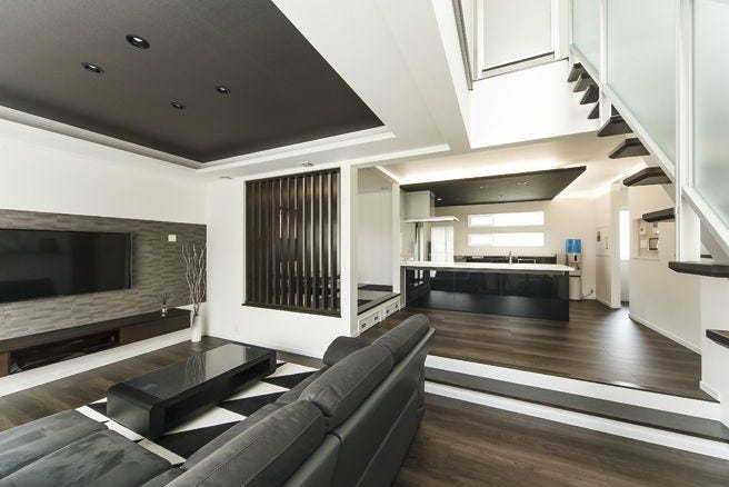 リビングからキッチン方向を見ると段差がよくわかる