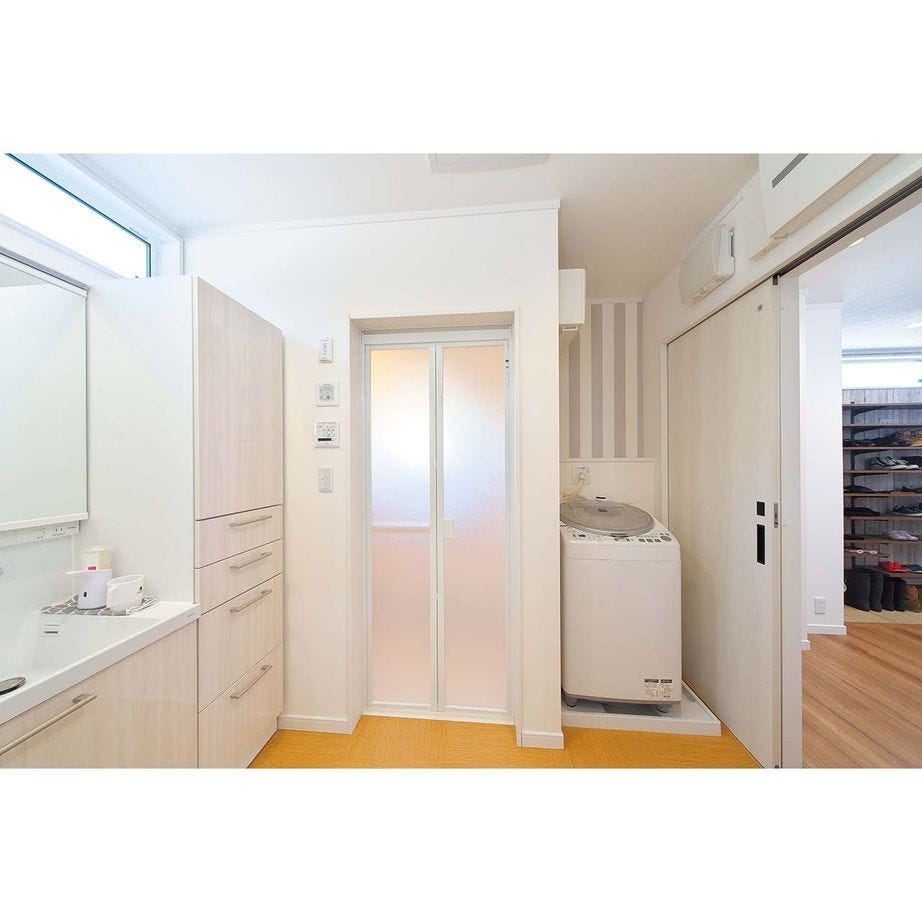 便利な回遊動線の洗面室。外から帰ったらすぐに手を洗えるのがいい