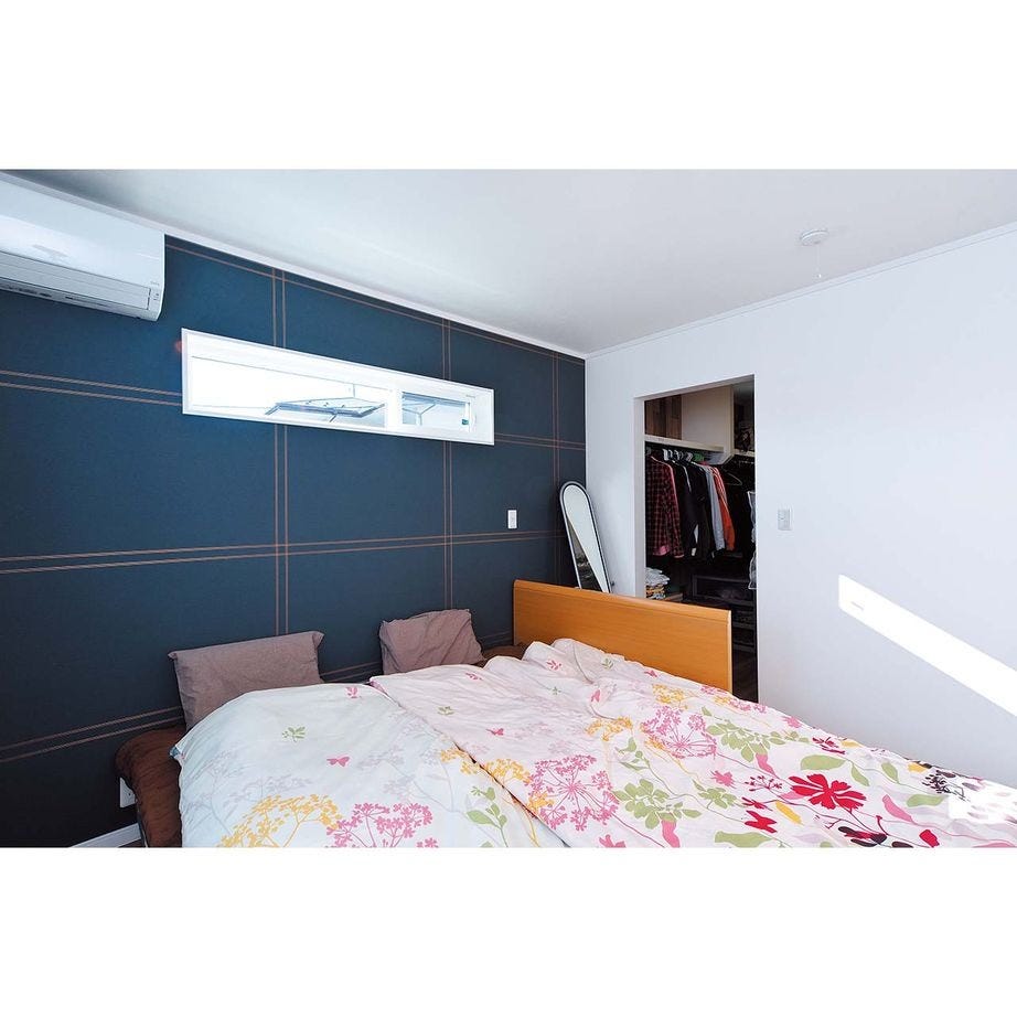 アクセントクロスが落ち着きを演出する寝室。衣類がたっぷり収納できるウォークインクロゼットも設置