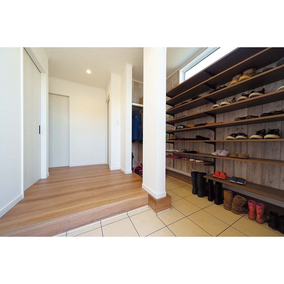 広い玄関にはモデルハウスを参考にしたシューズクロークを設置。ホールもゆとりの広さを確保