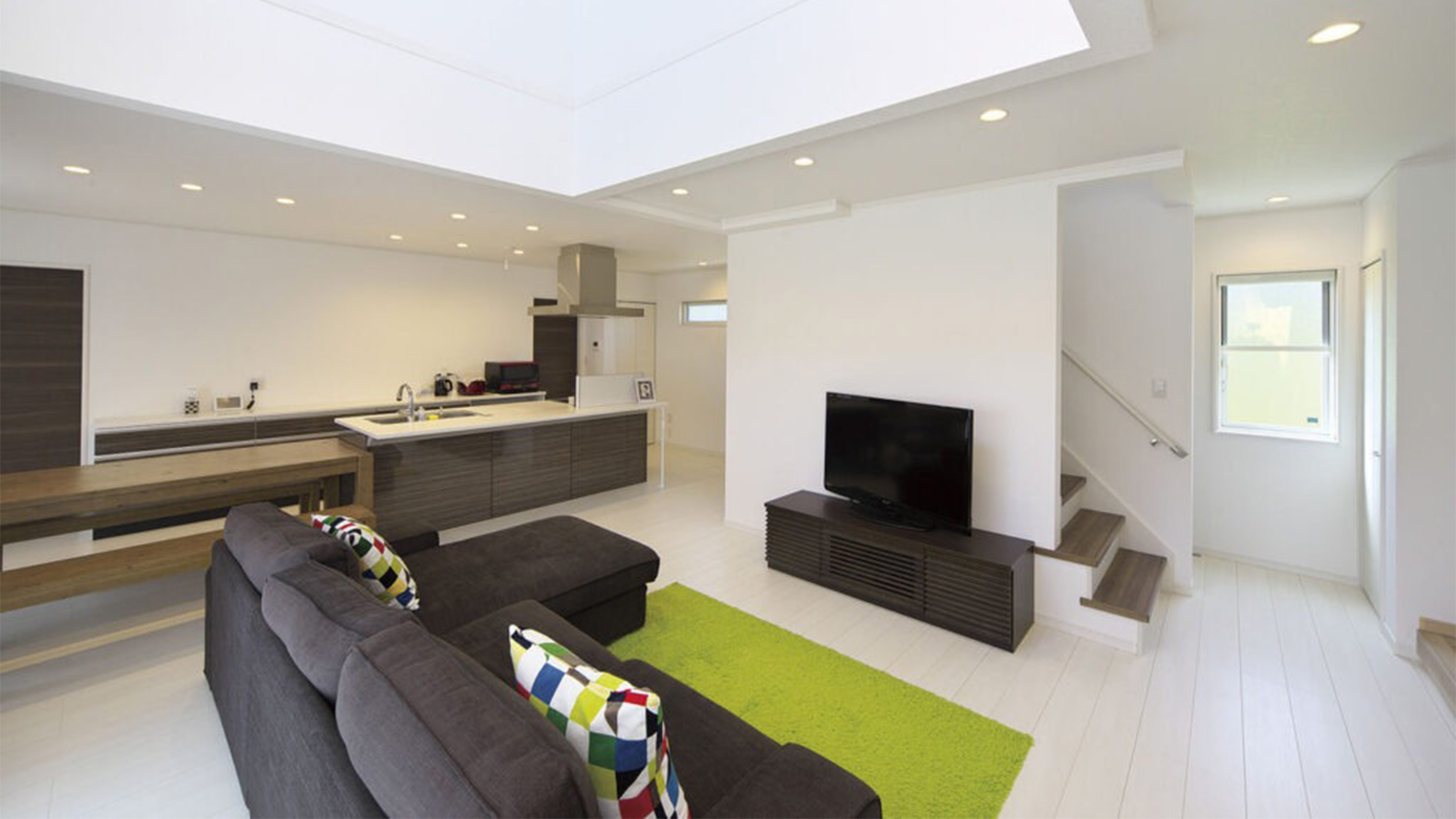 すっきり広々キッチンと、技あり空間の和室に注目。憧れの白を基調とした住まい