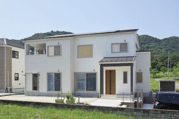 白を基調としたモダンなデザインの外観。屋根には4.26Kwの太陽光発電パネルを搭載