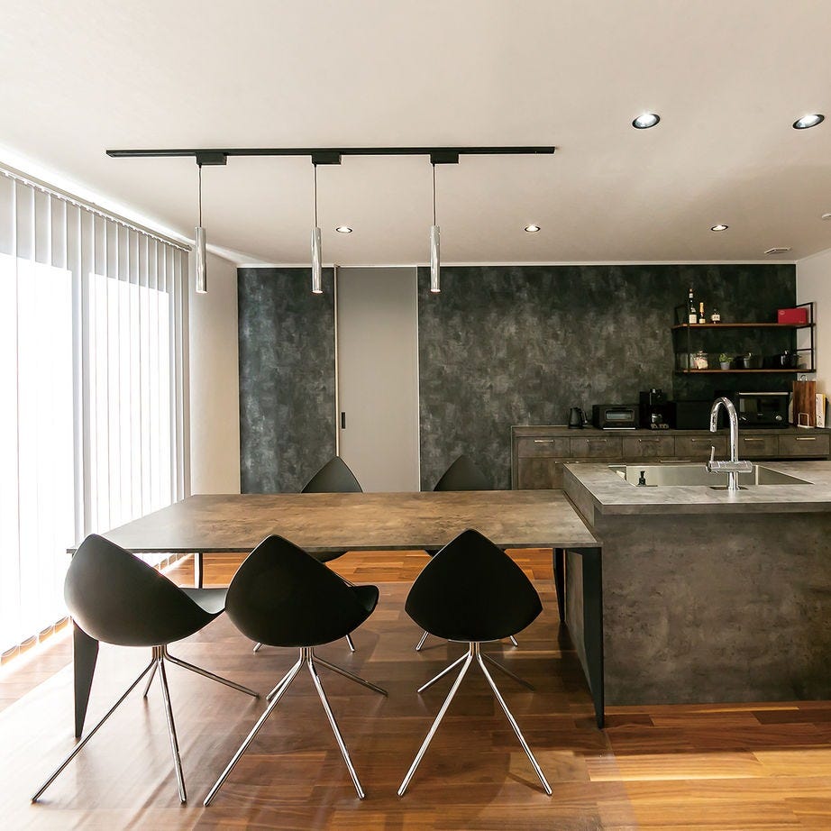 キッチンと横並びで動線もスムーズなダイニング。カフェのようなおしゃれな雰囲気が素敵