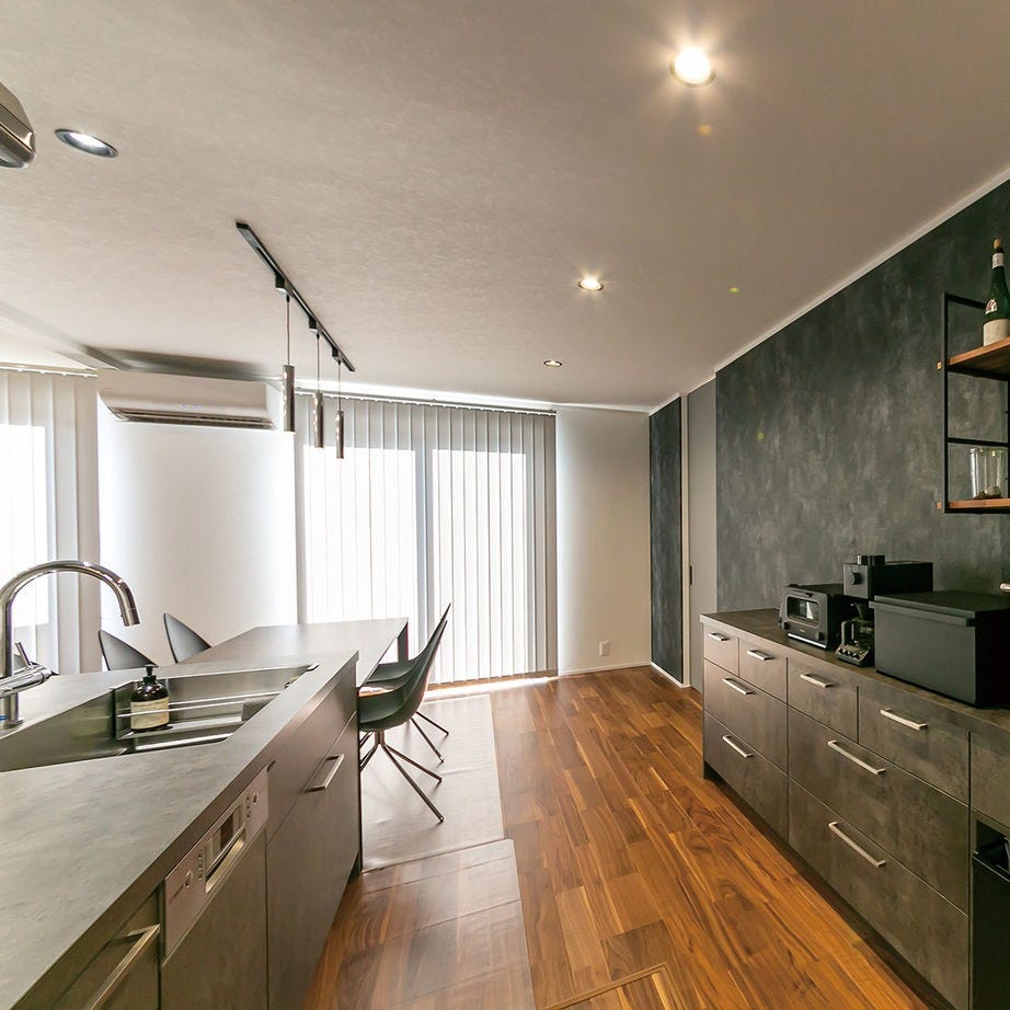 「石っぽい感じ」にしたくて、キッチンの後ろの壁はコーディネーターさんに相談して選んだ