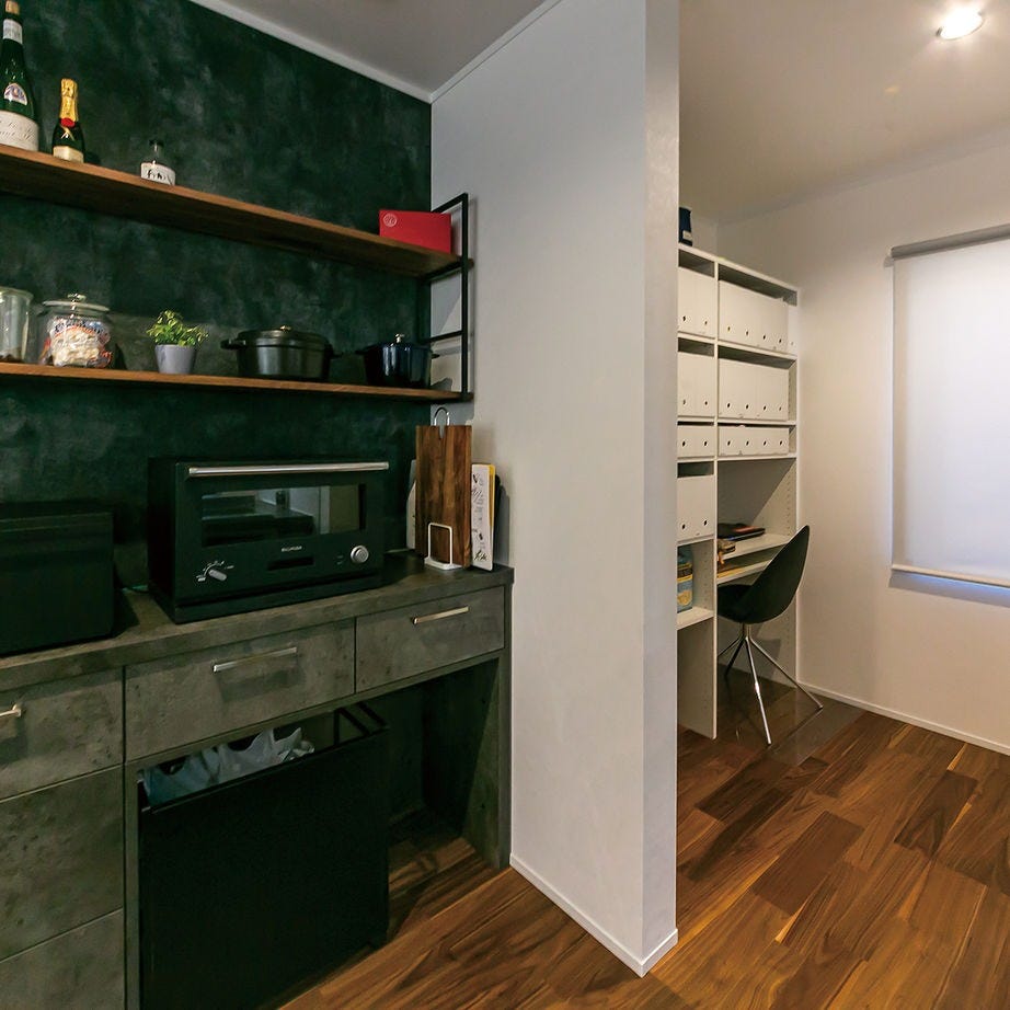 キッチンの奥には自由に使える空間を確保。家事コーナーとしてなど多目的に使える