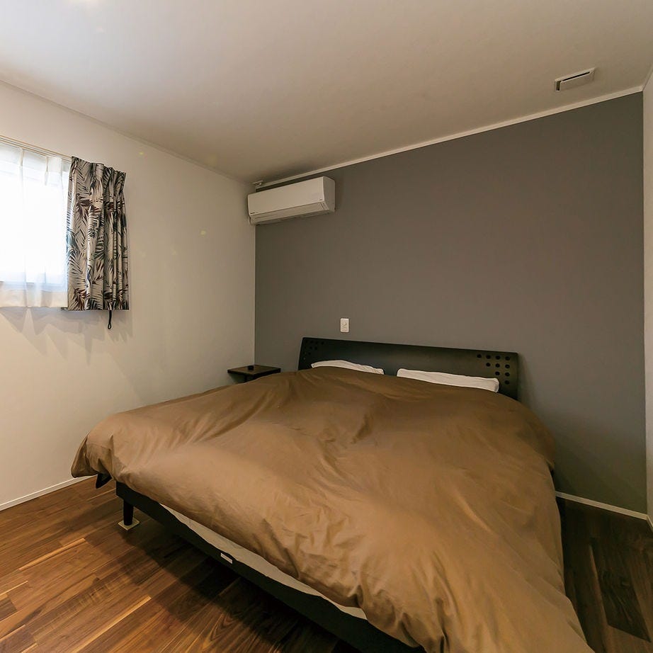 落ち着きのある寝室。7畳の広さがあり、プライベートタイムをゆったりと寛いで過ごせる