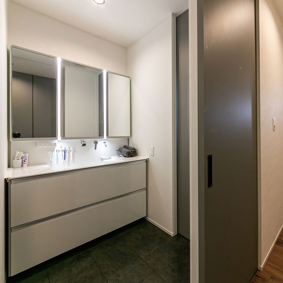 デザイン性、機能性に優れた洗面室。使いやすい回遊動線で、玄関のシューズクロークからも、リビングからも行ける