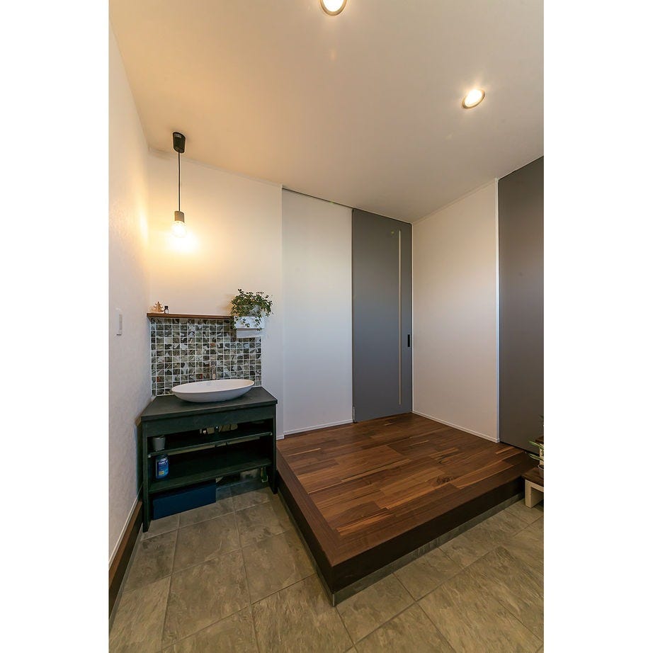 広々とした玄関には帰宅後すぐに洗えるよう手洗いを設置。外出前の身支度がここで完結するように鞄置場やコート掛けも設置