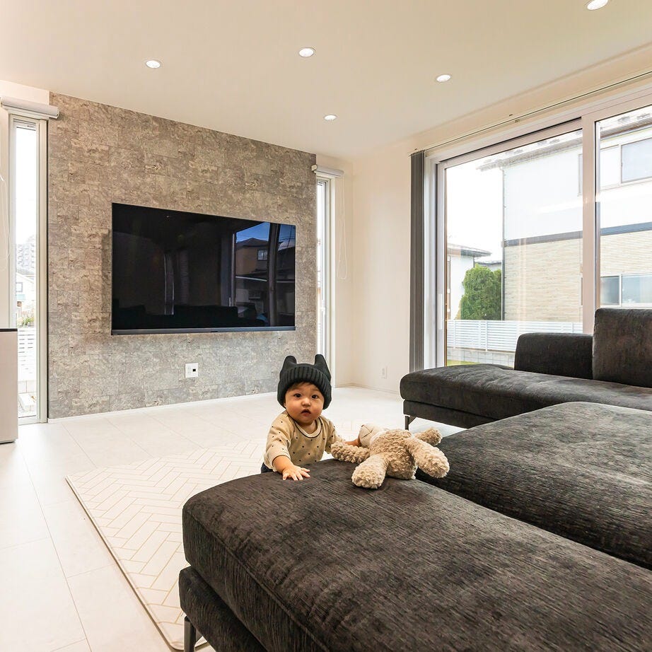 白が映える個性的なフォルム。水まわりの動線に配慮した居心地のよい家