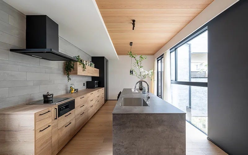 2F / KITCHEN 中庭越しにリビングが見えるキッチン