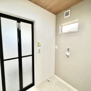 天井の木目調クロスがスタイリッシュな脱衣スペース◎
ブラックで一工夫！このドアの奥はもちろん...