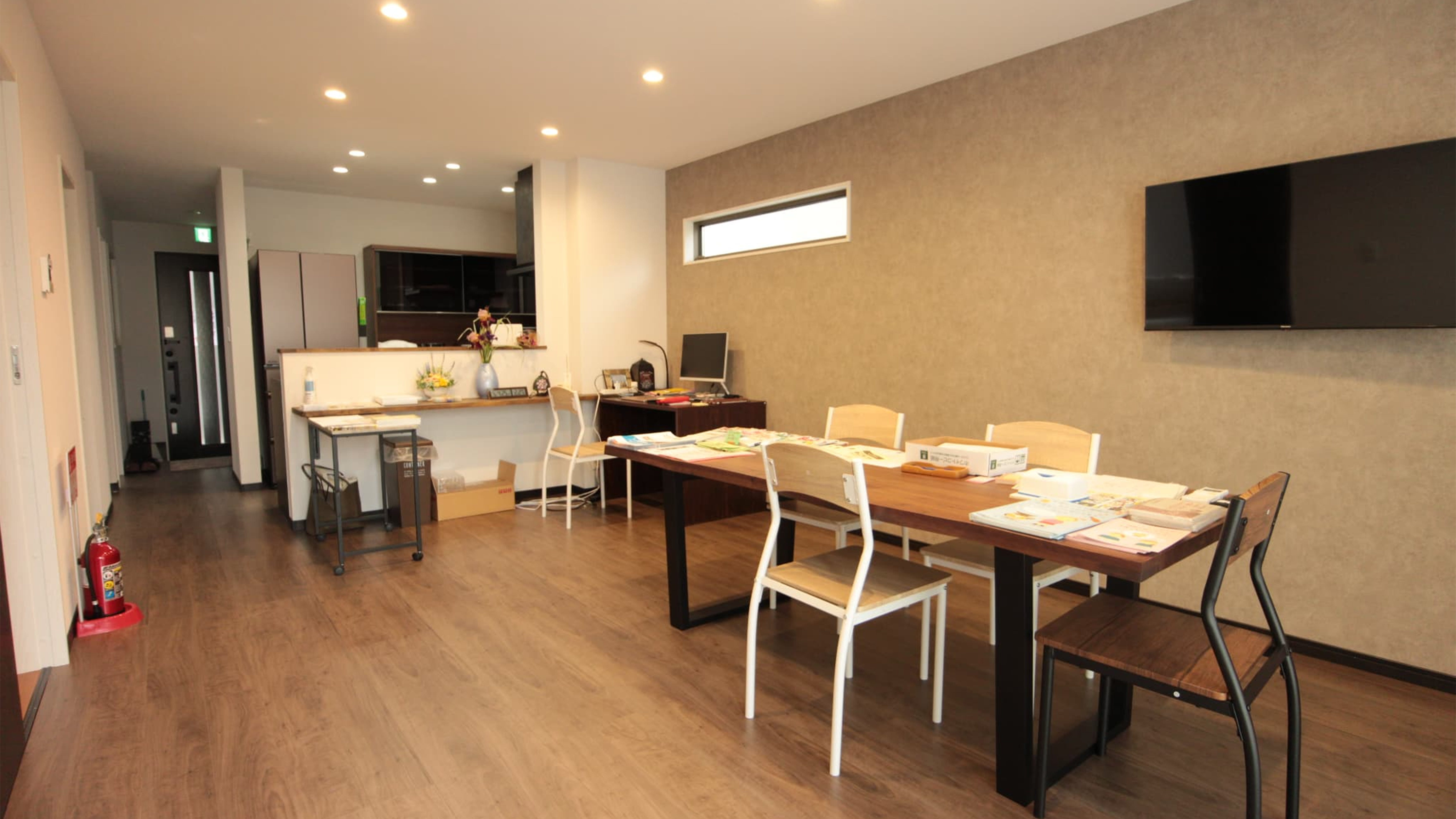 デザイン性を重視したグループホーム (こちらは玄関です。写真の左側が事務所になっており、来客があった場合の事を考えて室内窓を設けました。)