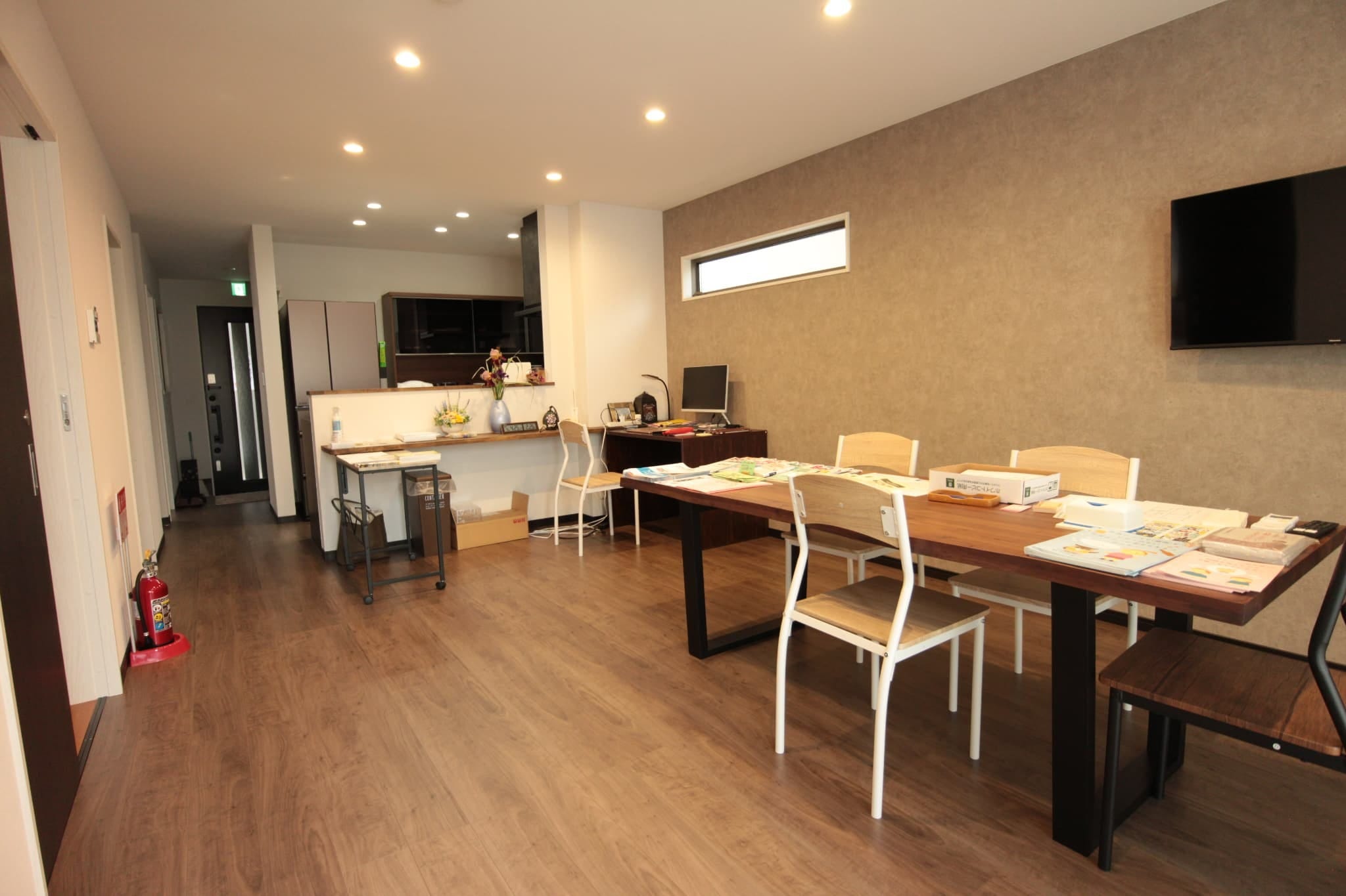 また、壁掛けのテレビを希望されたので、依頼主様に現地でテレビの設置位置を確認していただき、配線などが全て隠れるように、コンセント等の位置を確認したので、壁がすっきり仕上がりました。
写真左側には利用者様の個室があるため、リビングと個室の間仕切り壁に断熱材を入れて、しっかりと防音対策もさせていただきました。