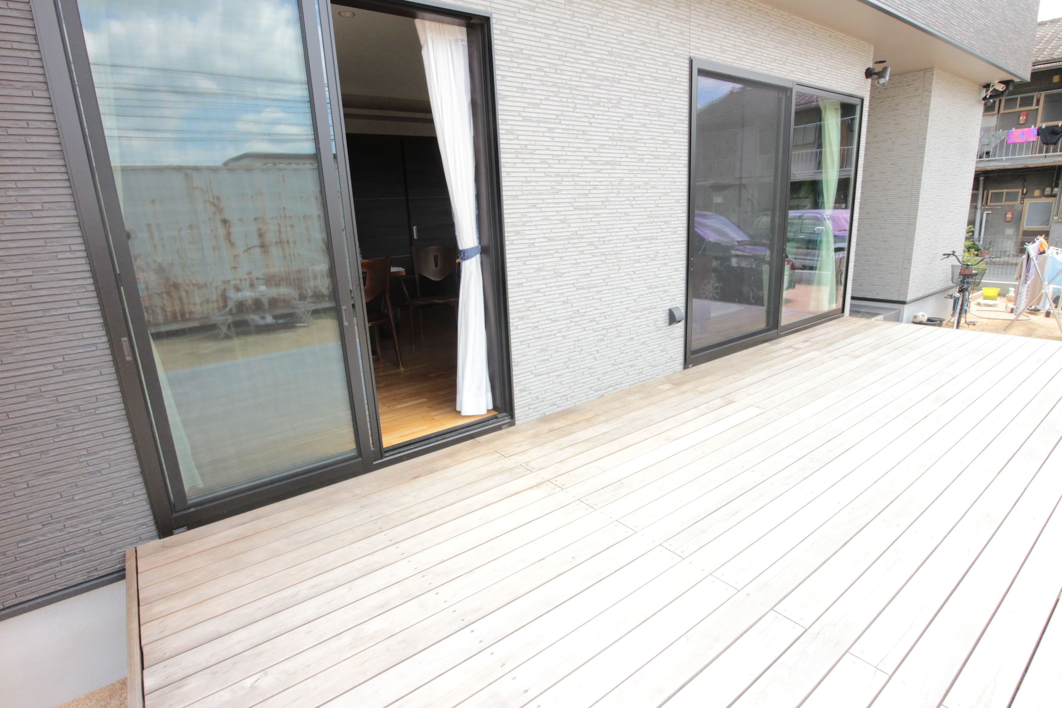 庭付きの2階建て。ウッドデッキのあるデザインと機能性を備えたお洒落な新築のお家です。