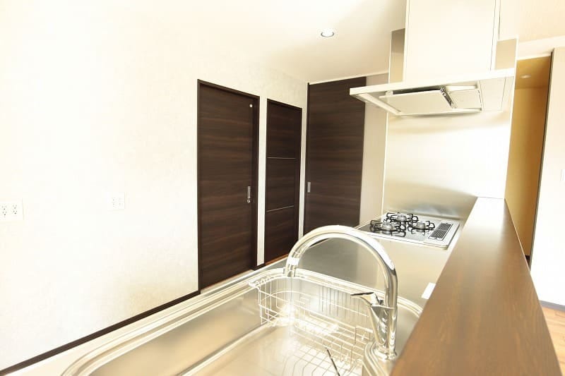 トイレ、洗濯室、洗面所、お風呂、2階への階段はキッチンの後ろのドアを開けるとすぐに行けるストレスのない家事動線を確保しました。料理をしながら洗濯をしたり、お風呂場の掃除をしたりと家事を快適に行うための水回りの動線はとても大切ですよね！