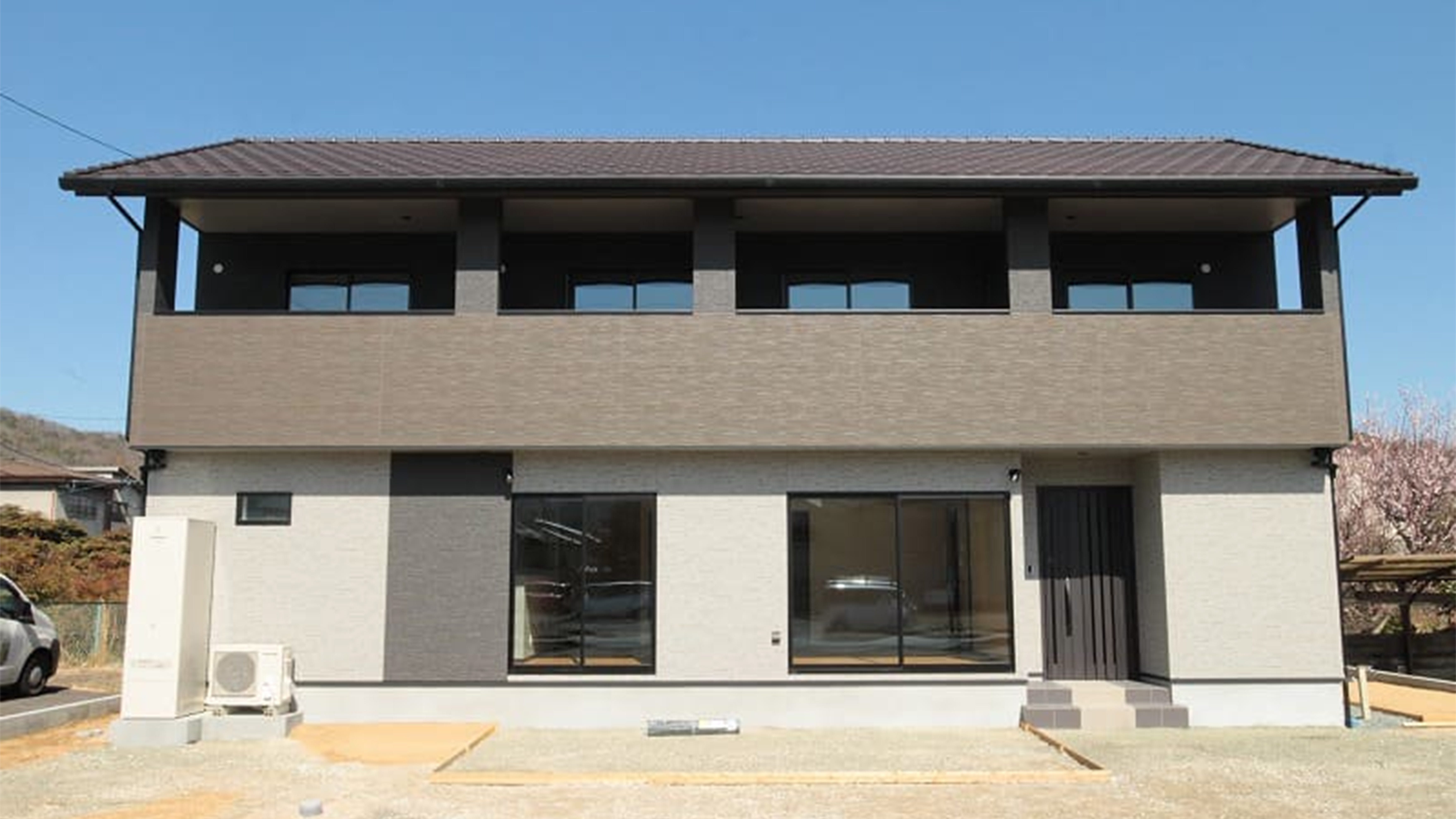 デザインと機能性を備えた新築施工 (間取りや動線部分はお客様の方で既にご希望内容が決まっていましたが、施工途中にダイニングの天井をフラットのものから折り上げ天井に変更して間接照明にしたいとのご要望があり、イメージされている写真を見せていただきました。折り上げ天井は、天井の中央部分の周りをより高く施工をするのですが、凹ませた部分に照明を置くことで、ホテルのような高級感あふれる雰囲気と柔らかい空間に仕上がりました。
施工が始まってから実際の現場を見てお客様のイメージが具体的に膨らむ場合もあるので、弊社エムズワークスでは施工途中でも可能な限り着工後も対応できるようにしております。)