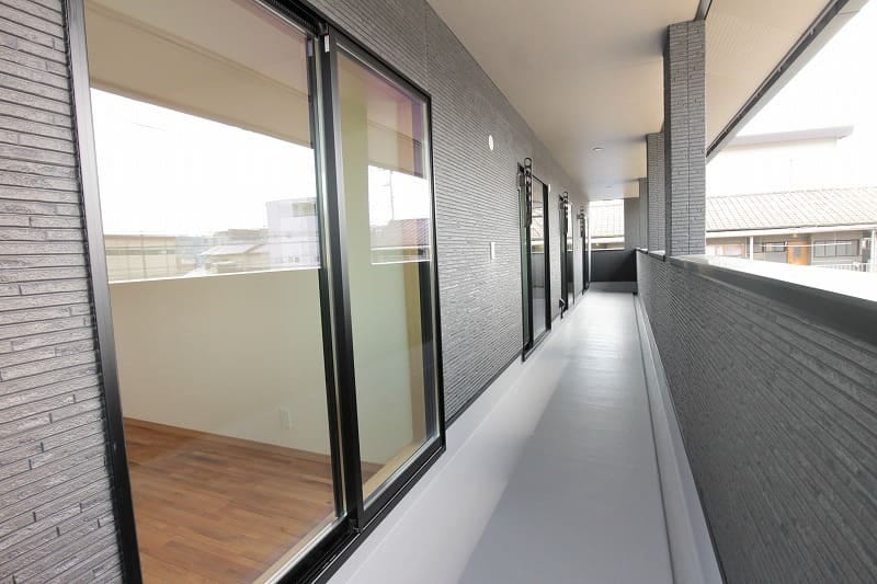 ご夫婦のお部屋から子ども部屋を繋ぐバルコニー（ベランダ）。どの部屋からもバルコニーに出る事ができるため、お布団を干すのも楽ですね。