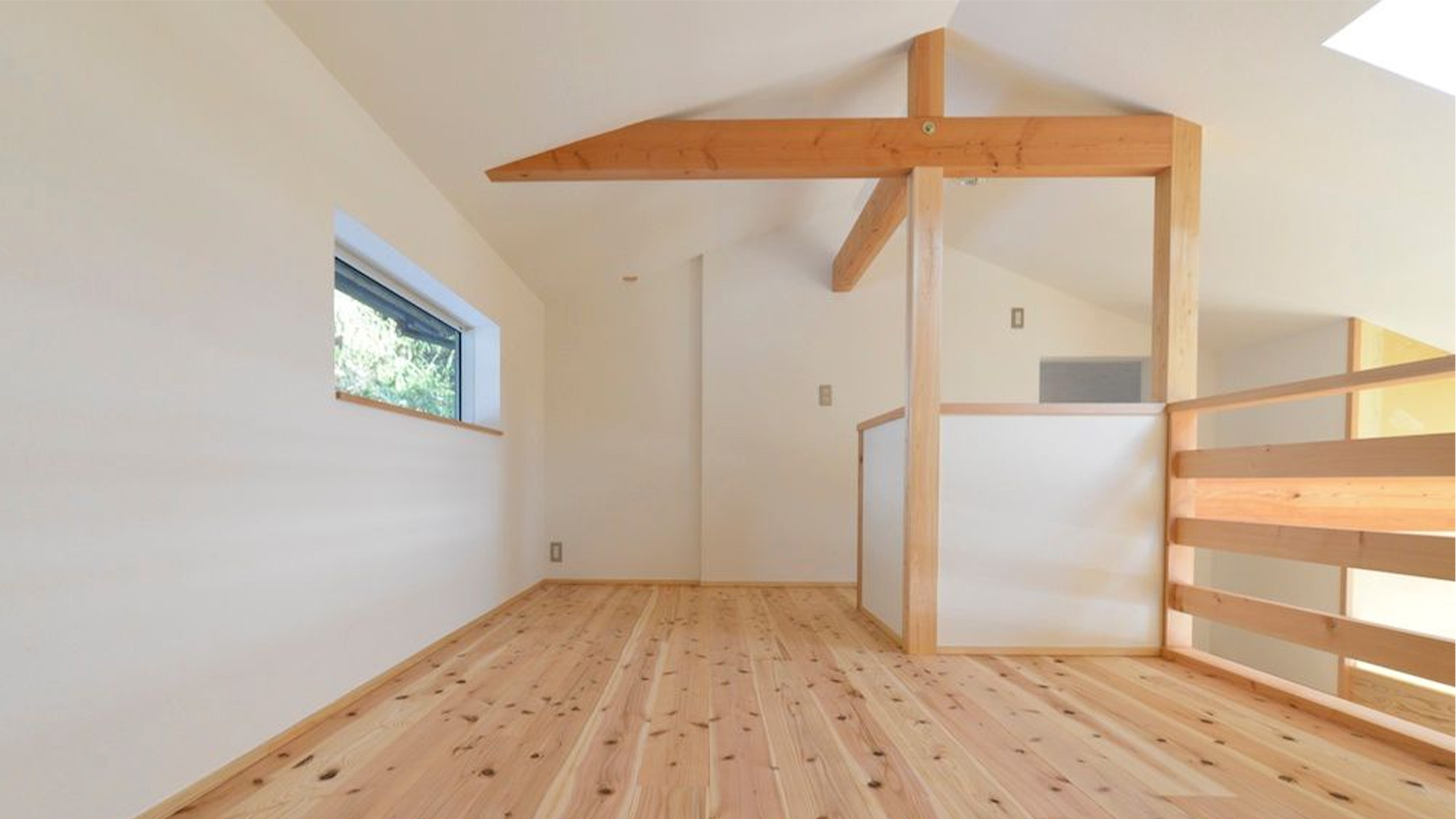 平屋に見える２階建てのシンプルな家 (比較的小スペースに家を建てられたこともあり、階段は最小限の大きさにすることを施主様は望まれました。そのため、勾配を急にしないでぐるっと回る階段にしました。)