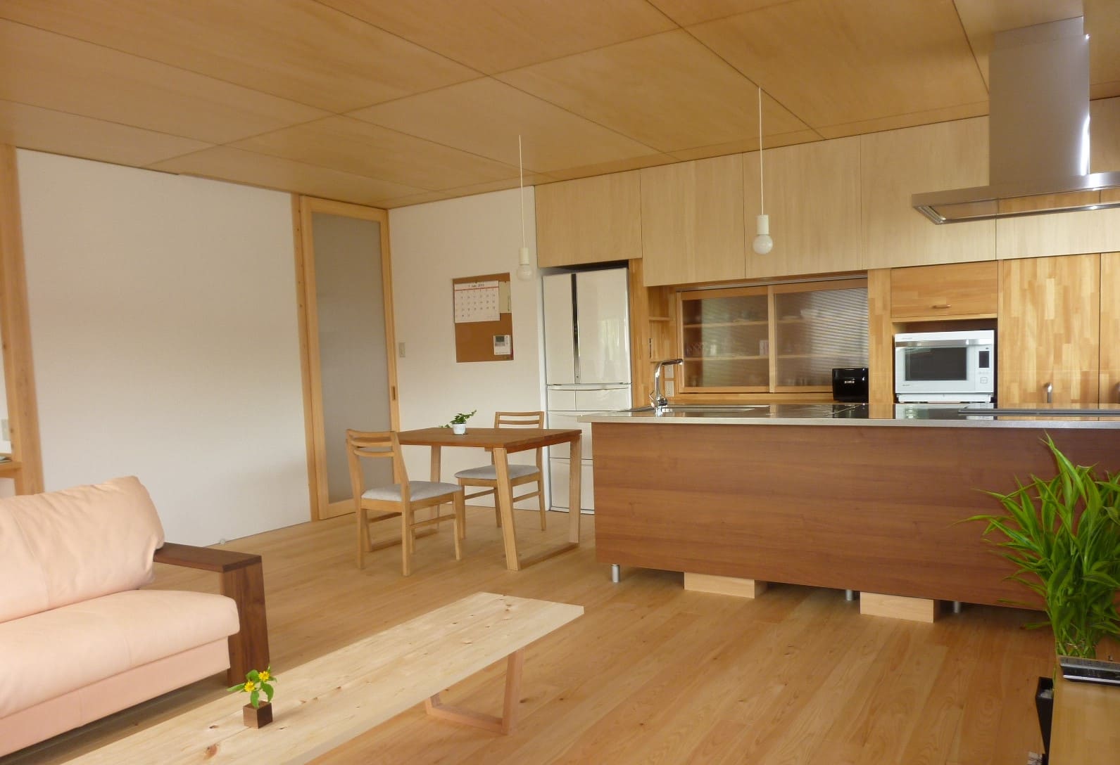 生活をしていく基礎として「衣食住」という言葉があります。
人間は服を着て、食べ物を食べ、屋根のある家に暮らすことを「暮らしを立てていく」ことの大切な要素としてきました。
その中で「住」の歴史は、古代の洞窟や仮設の住居から、石造りの建物、現代の高層ビルまで、住まいの形態は大きく変化してきました。地域の気候や文化、技術の進歩によって、住まいのスタイルや機能も異なっています。
住まいは人間の安全と快適さを守るための場所でもあると同時に、「こんな家に住みたい」という皆様の夢が叶うことで、人生をより豊かにしてくれるものだと思っています。