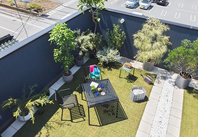 開放的な時間を過ごすのにピッタリな屋上の広々空間。
プライバシーが守られる屋上ベランピングで
家に居ながらアウトドアが楽しめます。