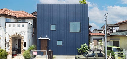 POINT2 シンプルな四角い外観