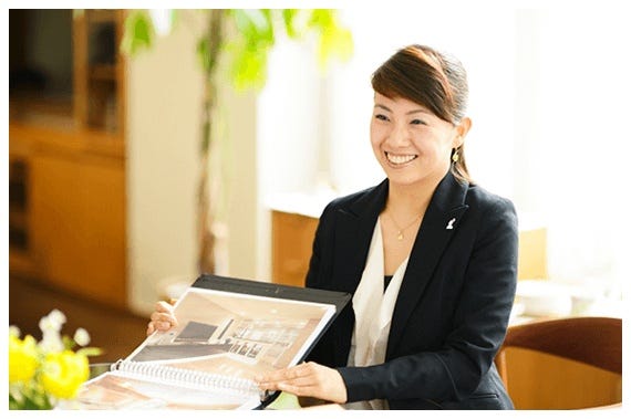 デザインコンテストで全国最優秀賞ほか、2025年には全国規模の住宅コンテストである日本エコハウス大賞にて奨励賞、LIXILメンバーズコンテストでは地域最優秀賞を受賞など過去合計490点以上受賞している LOHAS studio のデザイン性と、EM漆喰・EM珪藻土・地産地消であるEMセルロースファイバー断熱材など自然素材にこだわったコンセプトハウスになります。
また、16万件を超える施工実績とともに、グッドデザイン賞を受賞した「passiv design」の豊富な経験や実績をベースに、四季を通じて快適な住まいを実現します。