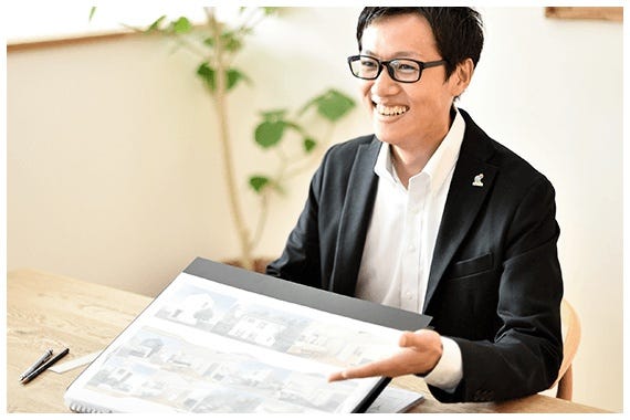 「買い主様」の立場に立ち、不動産の選定に対して、無料でアドバイスをさせていただく「バイヤーズエージェント」や売主専属の代理人として利益・好条件を最大限にするセラーズエージェント」。お家の売却や土地探しの段階から不動産のプロや設計士がサポートすることで、お家の売却からご希望の家を建てるのに適した土地が見つかります。また、弊社では、新築住宅・リフォーム・リノベーションにおいて、16万件を超える施工実績を誇るプロの専任スタッフが、買い主様や売主様の希望や利益を最優先に、ご希望の土地調査の結果に基づいた土地価格の交渉を行います。