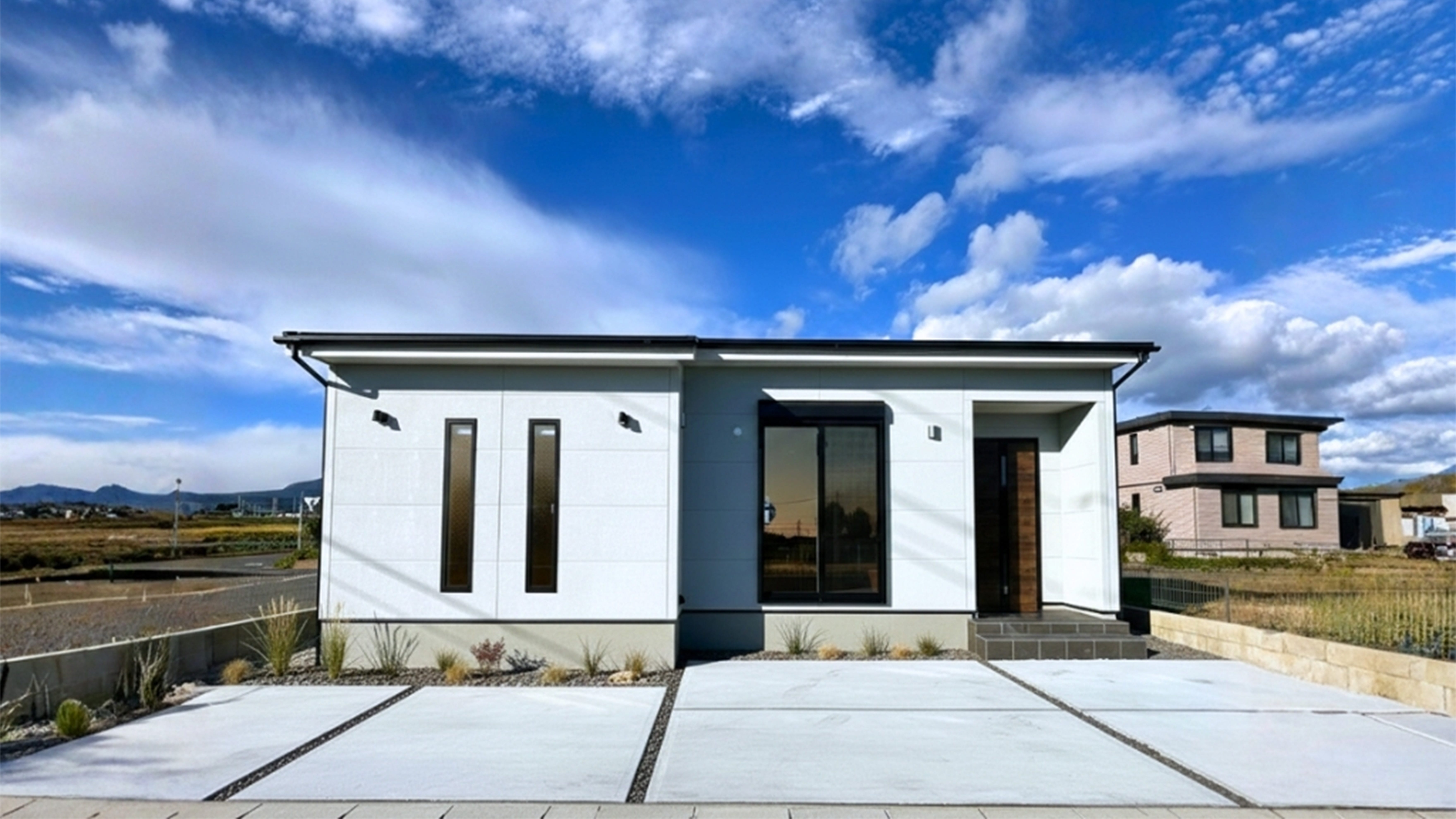 シンプルの中に、上質な余白を愉しむ平屋 (無駄を削ぎ落とした外観と、
素材感・照明・収納計画で魅せる室内。
暮らしやすさとデザイン性を両立した、洗練された平屋住宅です。)